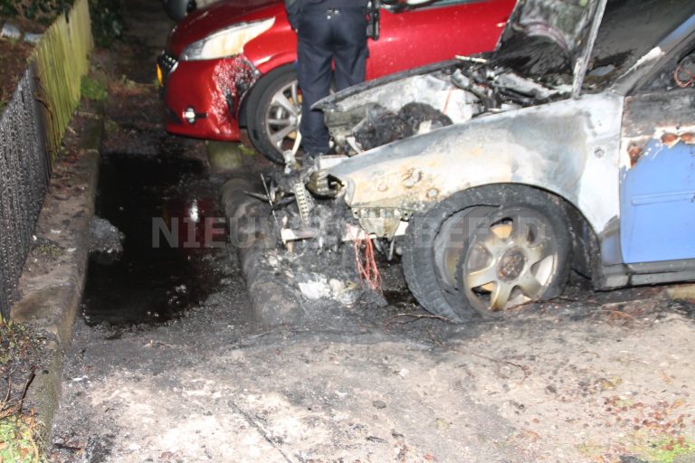 Motorruimte van auto vliegt in brand Slot Haamstedepad Schiedam