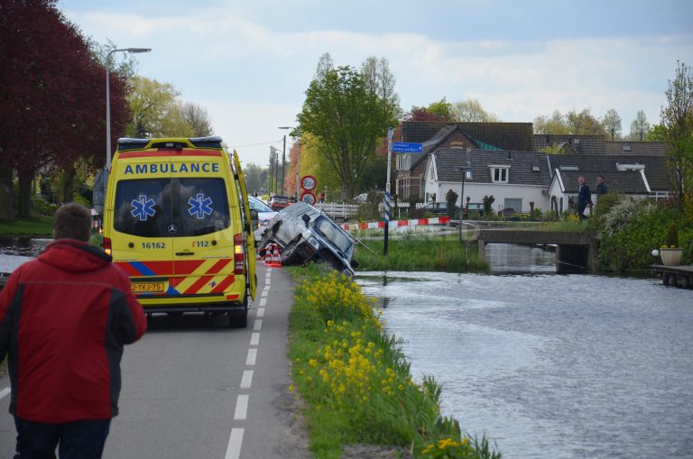 Hulpdiensten rukken met spoed uit voor auto te water Middelburgseweg Reeuwijk