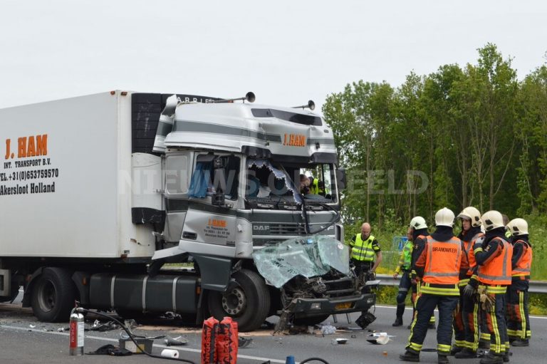 Aanrijding tussen twee vrachtwagens A20 Nieuwerkerk aan den IJssel richting Rotterdam