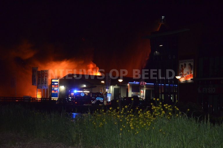 Zeer grote brand verwoest loods Carwash XL Kouwe Hoek Waddinxveen