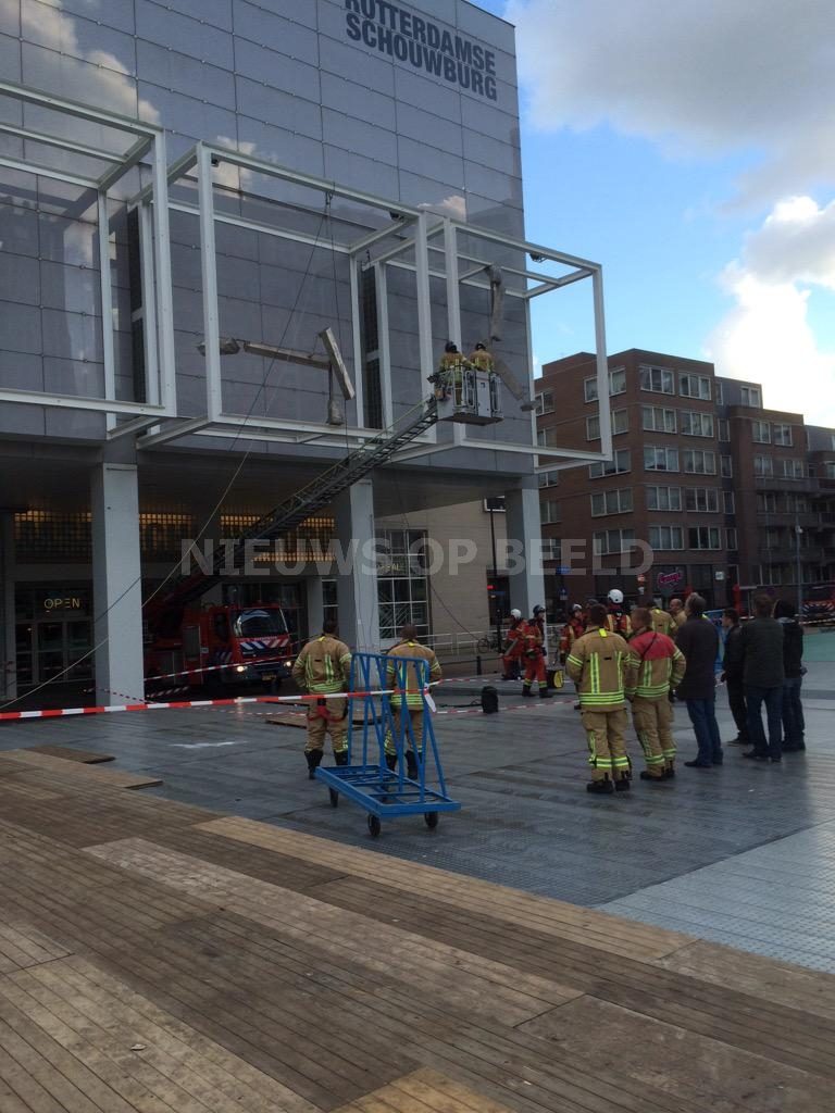 Kunstwerk dreigt naar beneden te vallen Schouwburgplein Rotterdam