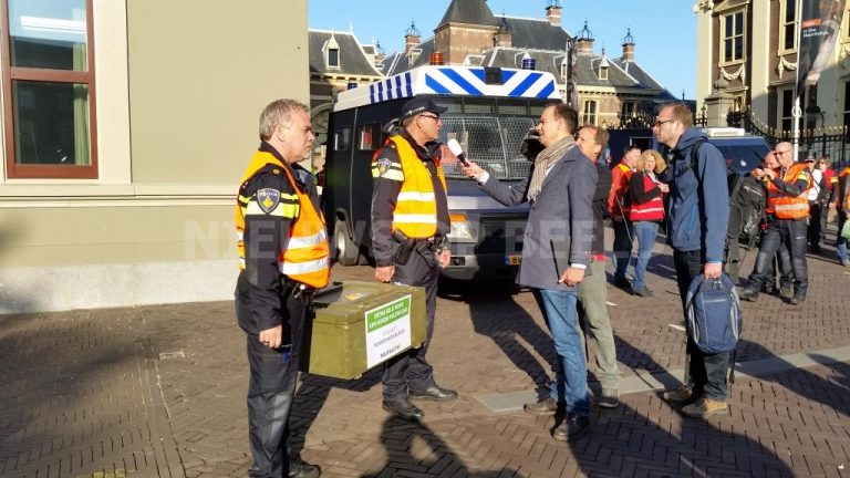 Politie “omsingelt” Binnenhof Den Haag voor beter CAO