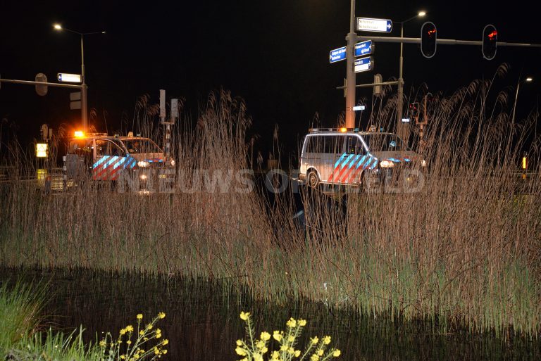Bestuurder raakt met auto te water Abram van Rijckevorselweg Capelle a/d IJssel