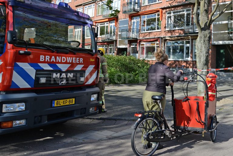 Raam waait van woning Walenburgerweg Rotterdam