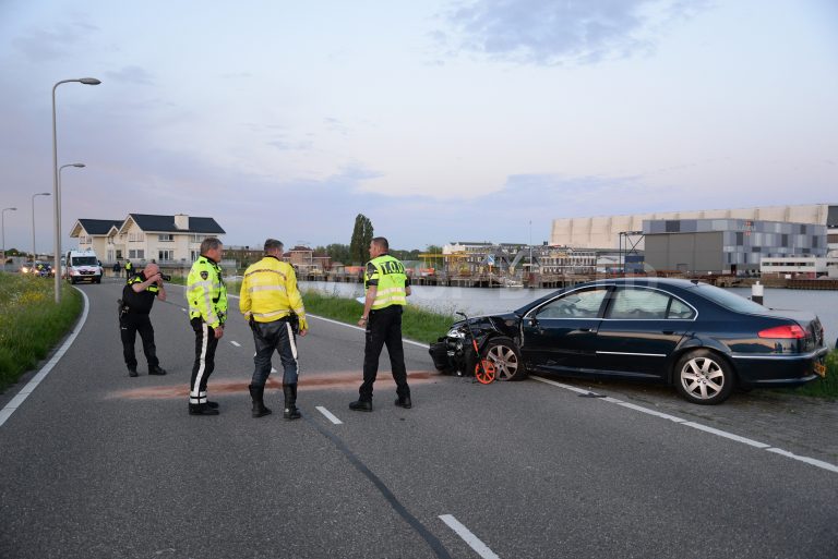Automobilist rijdt van dijk na ongeval Nijverheidsstraat Capelle a/d IJssel