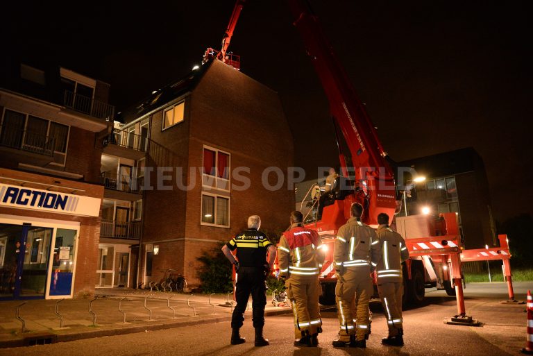 Brandweer en politie halen bange man van het dak Prado Capelle aan den IJssel