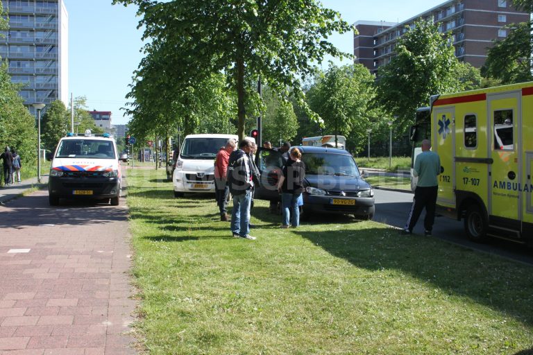 Jongetje krijgt dapperheidsdiploma na aanrijding met drie personenauto’s Parijslaan Vlaardingen