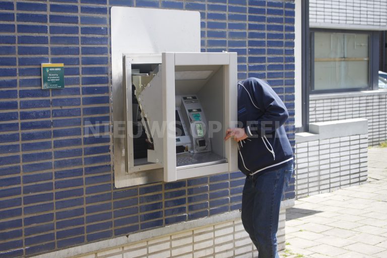 ABN AMRO pinautomaat Hof van Spaland in Schiedam buiten gebruik na vermoedelijke poging tot opblazen