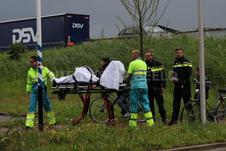 Omstanders zien jongen met fiets vallen en schieten te hulp Zijlstroom Leiderdorp