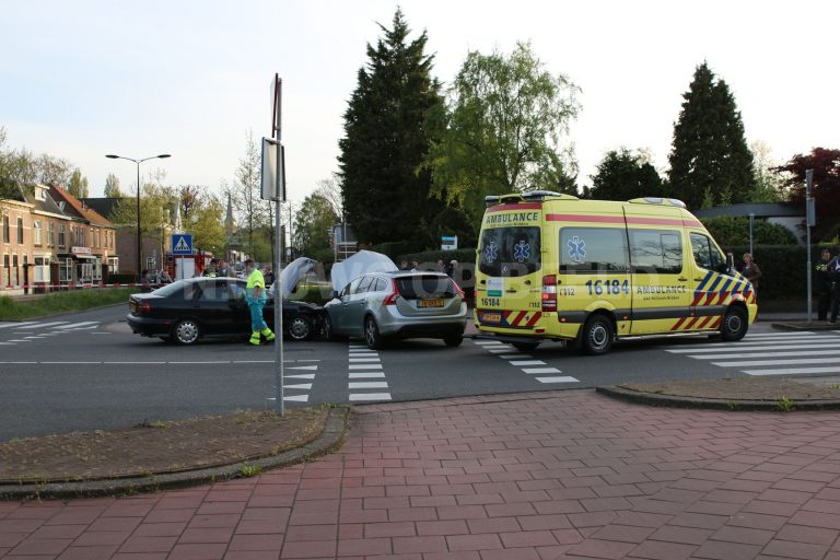 Auto’s rijden frontaal op elkaar Bachlaan met de Leidseweg Voorschoten
