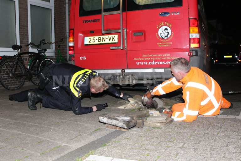 Hulpdiensten rukken uit nadat dronken automobilist frontaal op busje knalt Oosterstraat Leiden