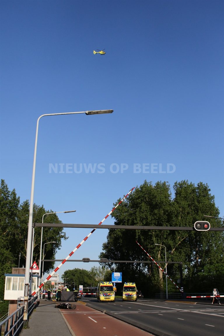 Scooterrijdster overlijdt ter plaatse aan verwondingen na aanrijding met slagboom Zijlbrug Leiden