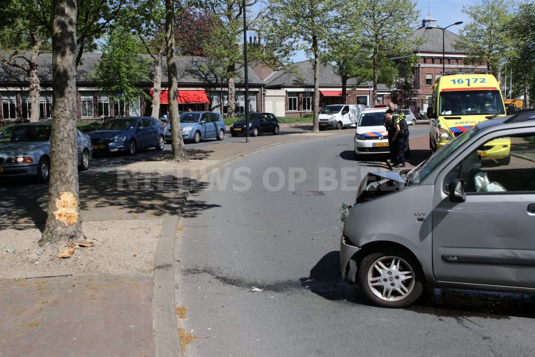 Inzittende van auto raakt gewond bij aanrijding met boom Koningin Julianalaan Voorschoten