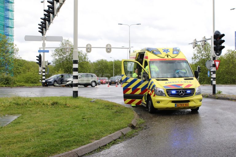 Eén gewonde naar ziekenhuis na aanrijding tussen twee auto’s Lammenschansplein Leiden