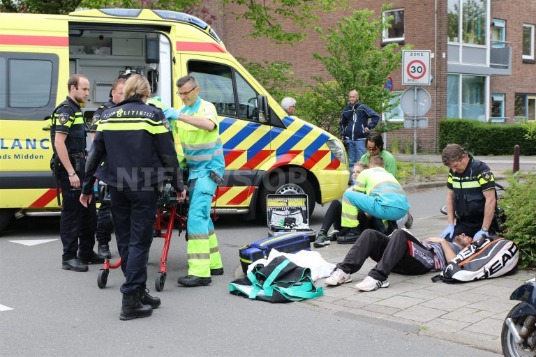 Twee fietsers gewond naar het ziekenhuis na aanrijding Doctor Lelylaan Leiden