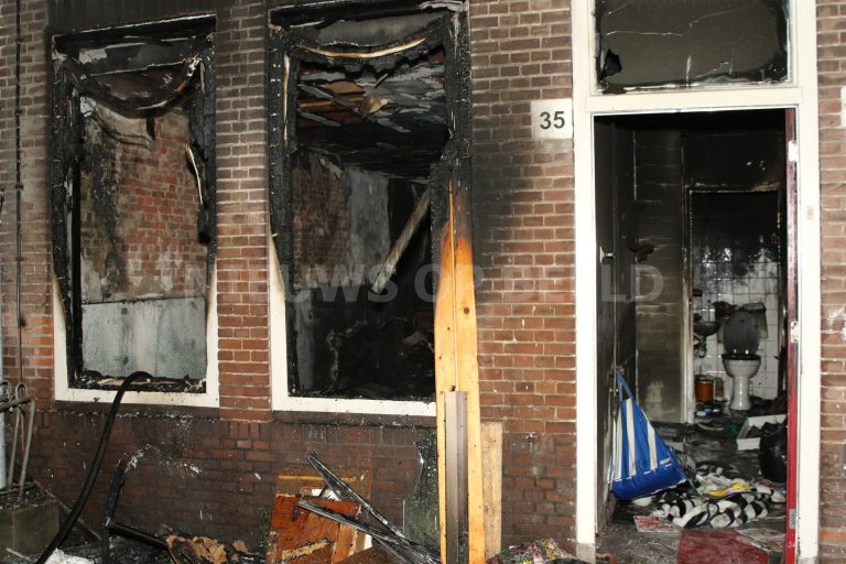 Benedenverdieping woning brand volledig uit Seringenstraat Leiden