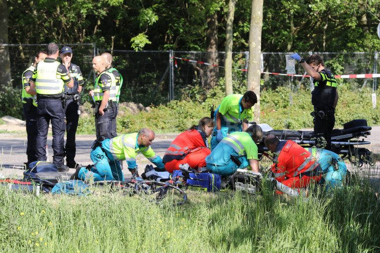 Racefietser met spoedtransport naar ziekenhuis na aanrijding met vrachtwagen Rijndijk Hazerswoude-Rijndijk