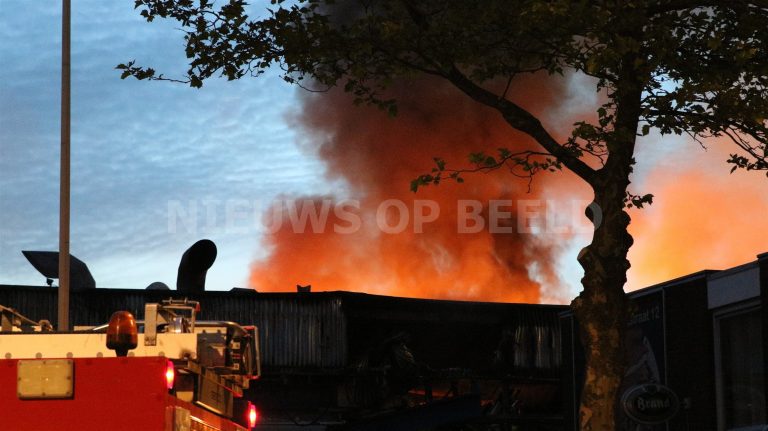 Zeer grote brand verwoest muziekcentrum Melody Line aan de Willem Fenengastraat Amsterdam GRIP 1
