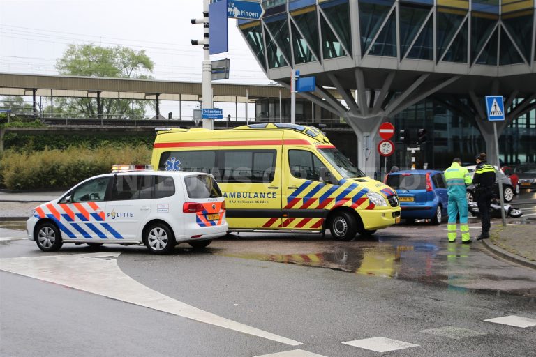 Politie onderzoekt aanrijding auto versus scooter Dellaertweg Leiden