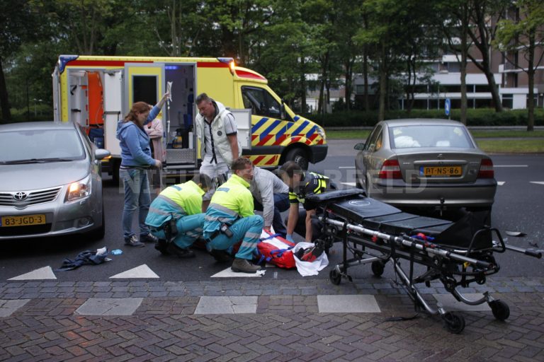 Scooterrijder zwaar gewond geraakt na aanrijding met auto Holysingel Vlaardingen