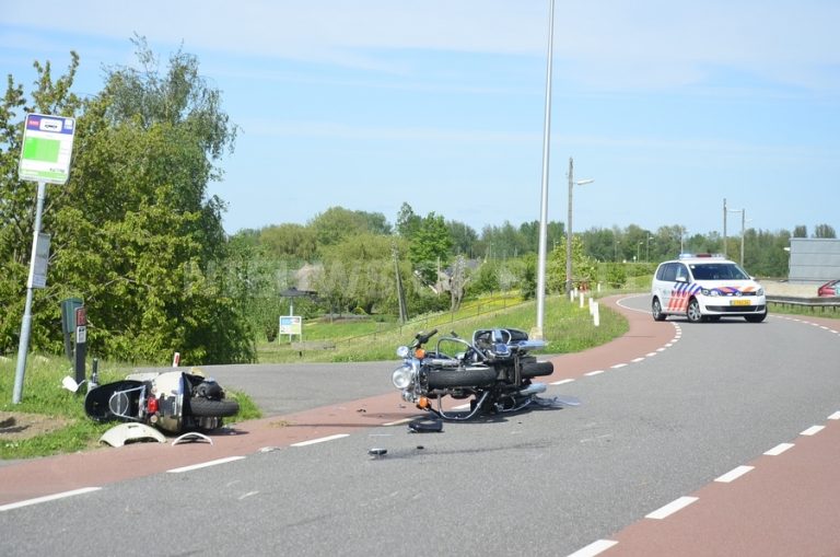 Twee gewonden na aanrijding tussen motor en scooter Opperduit Lekkerkerk