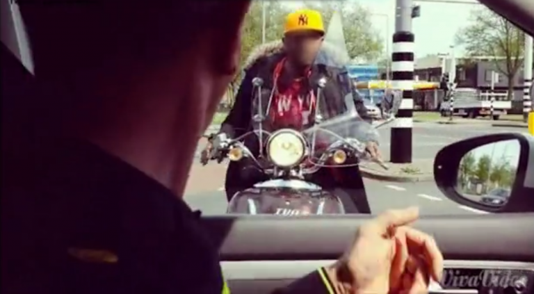 Video : Spoedrit van Politievoertuig naar AED gaat bijna mis door bijna aanrijding met scooter