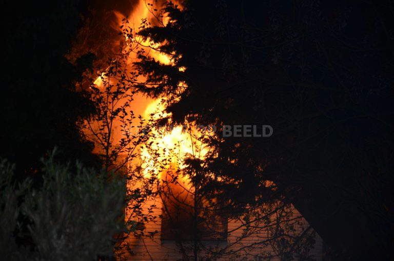 Felle brand verwoest villa, man gewond Achterwillenseweg Gouda
