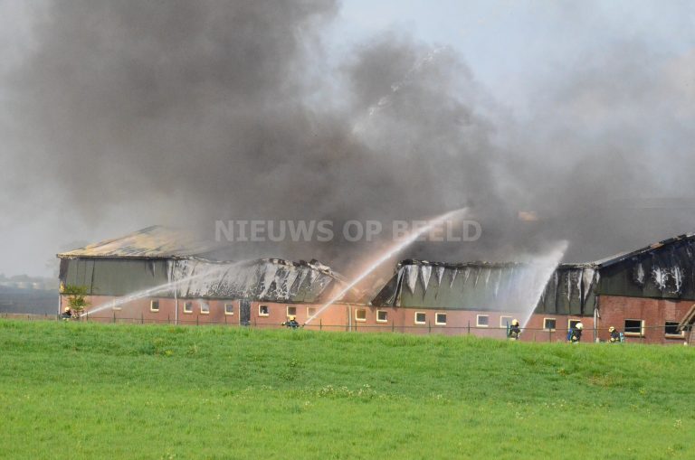 Grote brand verwoest schuur van boerderij Achthoven-Oost Montfoort