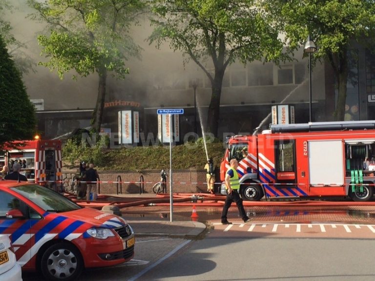 Zeer grote brand verwoest woningen en winkels Zandpad Middelharnis