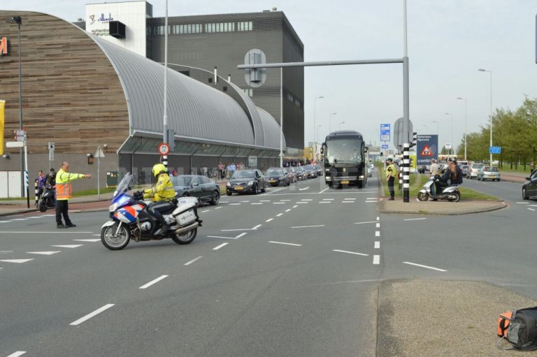 Politie ondersteund wedstrijd Feyenoord-Vitesse