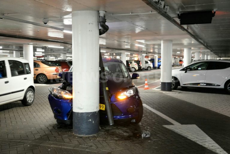 Automobilist klapt op paal in parkeergarage Alexandrium Rotterdam
