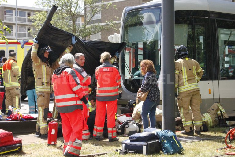 Man op scooter bekneld onder tram Parkweg Schiedam