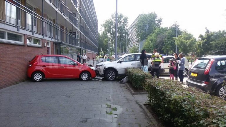 Automobilist rijdt vol gas geparkeerde auto tegen gevel aan Rodaristraat Rotterdam