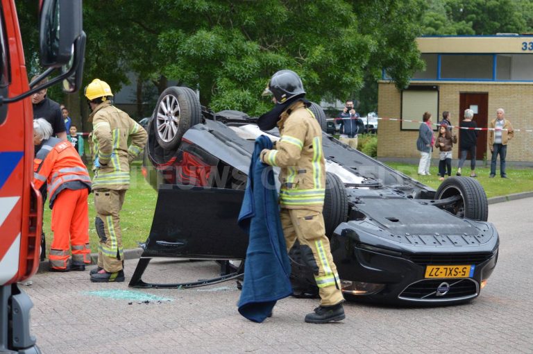 Auto belandt op dak na aanrijding Wilgenplaslaan Rotterdam