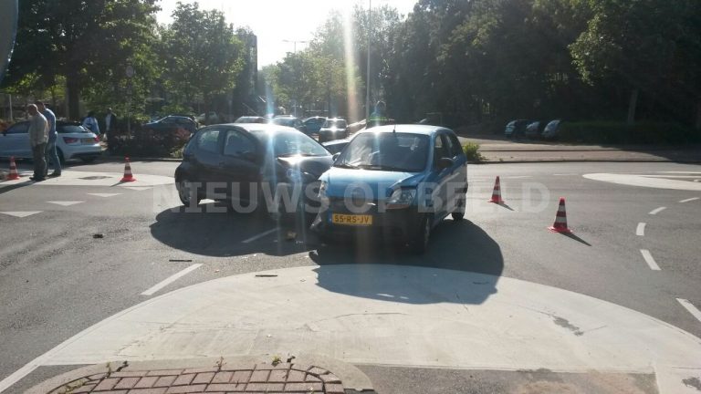 Flinke schade na ongeval tussen twee auto’s Burgemeester Bakkerlaan Capelle a/d IJssel