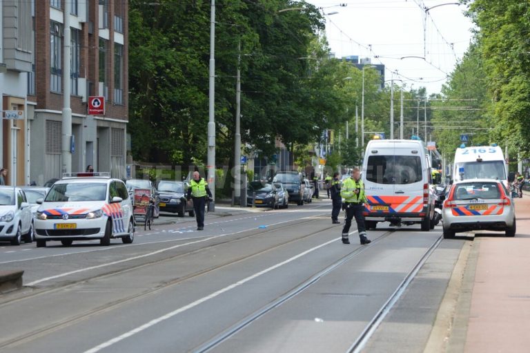 Fietster zwaargewond na ongeval tegen portier van auto Oostzeedijk Rotterdam