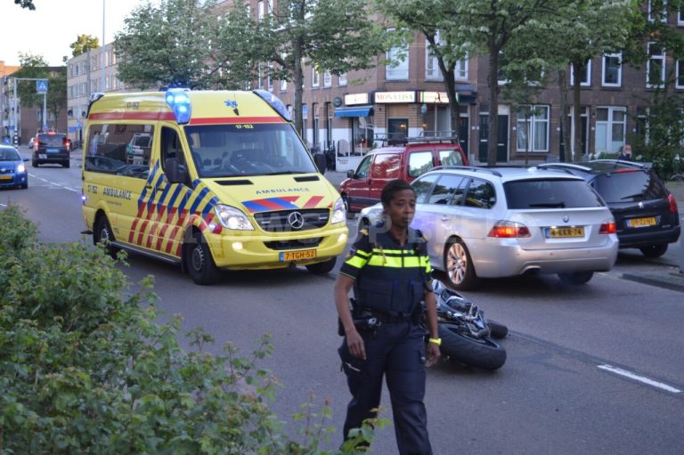 Motorrijder klapt achterop auto Boezemstraat Rotterdam