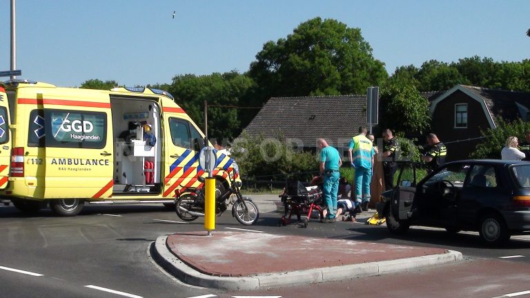 Aanrijding tussen brommer en personenauto op de Brasserskade Den Haag