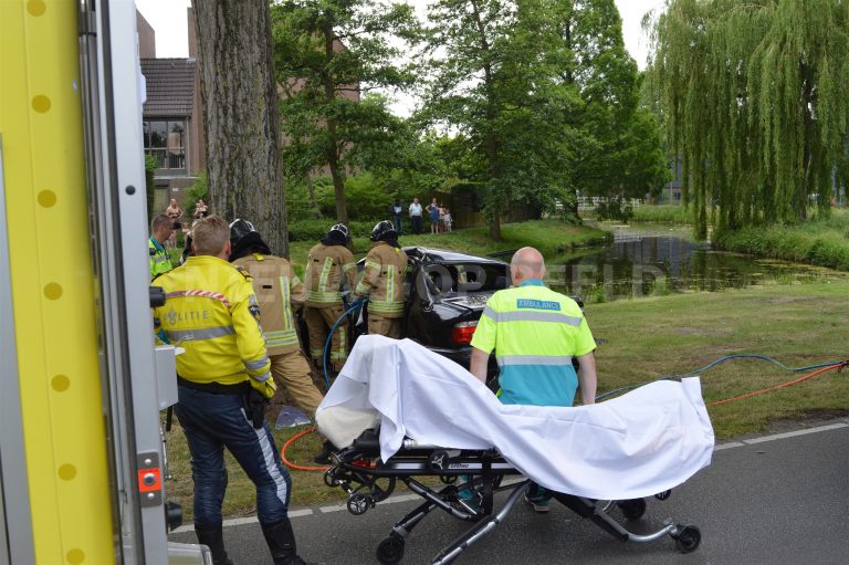 Automobilist probeert aanrijding te voorkomen en klapt met zijkant tegen boom Burgemeester Schalijlaan Capelle aan den IJssel