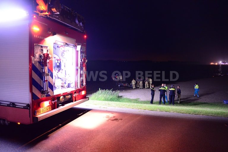 Hulpdiensten rukken massaal uit voor mogelijk omgeslagen bootje Zevenhuizerplas Siciliëboulevard Rotterdam-Nesselande
