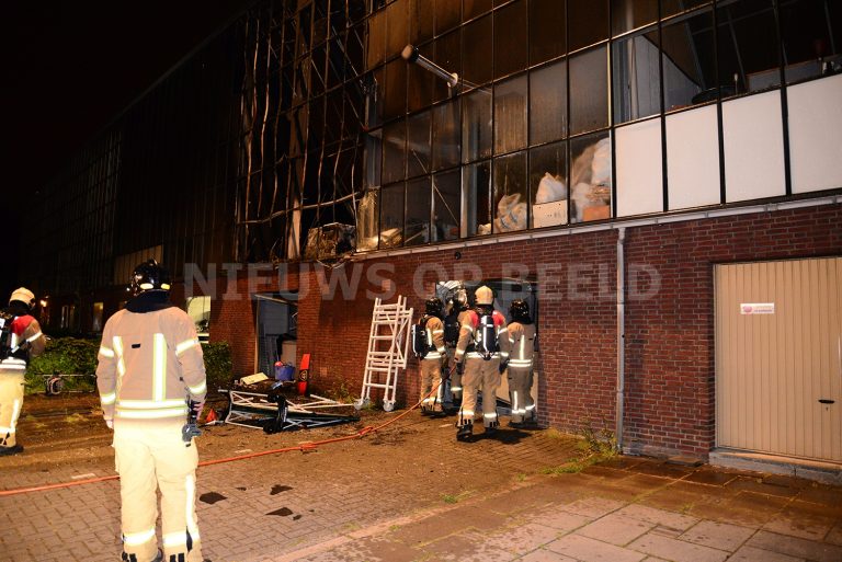 Uitslaande brand verwoest garagebox en opbouwkas Gerardus van Blankenheymstraat Schiedam [VIDEO]