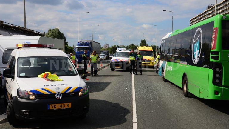 Zes gewonden en verkeerschaos na ongeluk tussen stadsbus en auto handhaving Algeraweg Capelle aan den IJssel