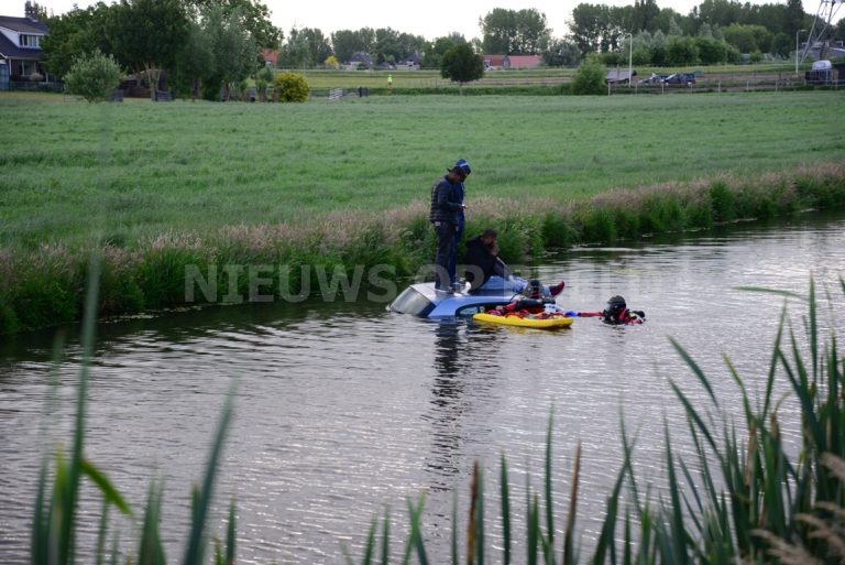 Jongens met auto te water schelden hulpverleners massaal uit Burgemeester van Beresteijnlaan Capelle a/d IJssel (video)