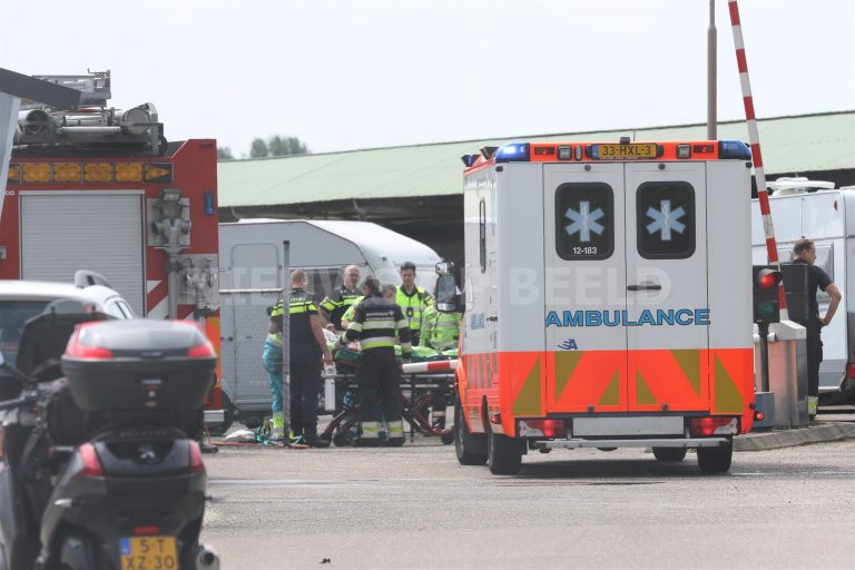 Man raakt bekneld onder caravan Lisserweg Weteringbrug