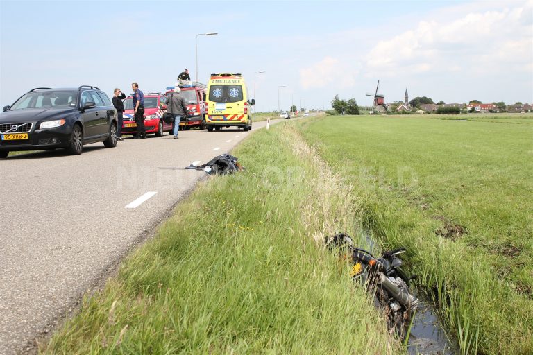 Motorrijder vliegt uit de bocht en land in het weiland Leidseweg Oud Ade