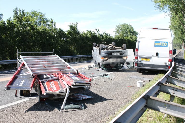 Bestelbus met aanhanger slaat over de kop A44 bij Wassenaar