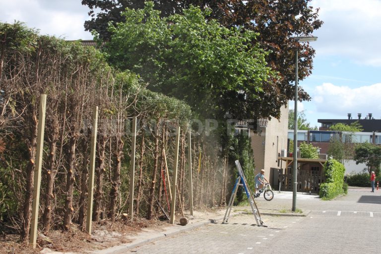 Bewoners slaan tijdens schutting plaatsen paal door gasleiding Gildeweg Schiedam