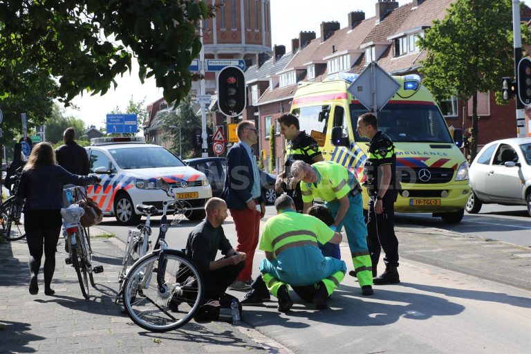 Een gewonde fietser na aanrijding Hoge Rijndijk met Meerburgkade Leiden