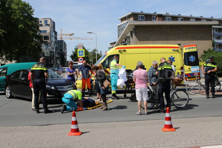 Fietser gewond naar het ziekenhuis na aanrijding met auto Sumatrastraat Leiden