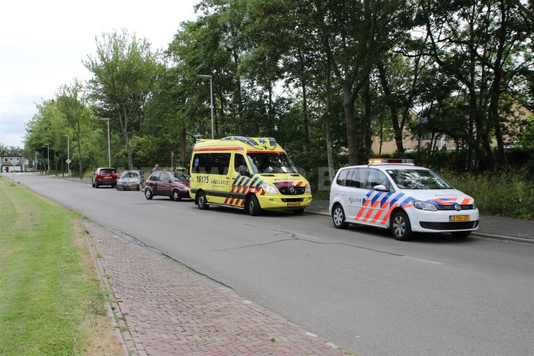 Stilstaande fietser gewond naar het ziekenhuis na aangereden te zijn Mauritssingel Leiderdorp